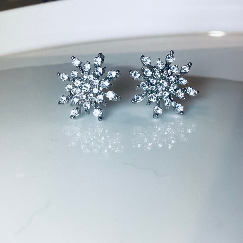 Snowflake Rhinestone Stud Earrings - Picture 3 of 7